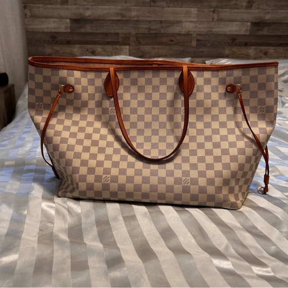 Louis Vuitton, 2022 - Picture 3 of 9